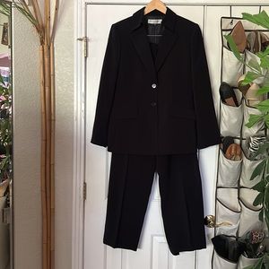Studio Tahari, business suit in classic navy blue, excellent shape size 10.